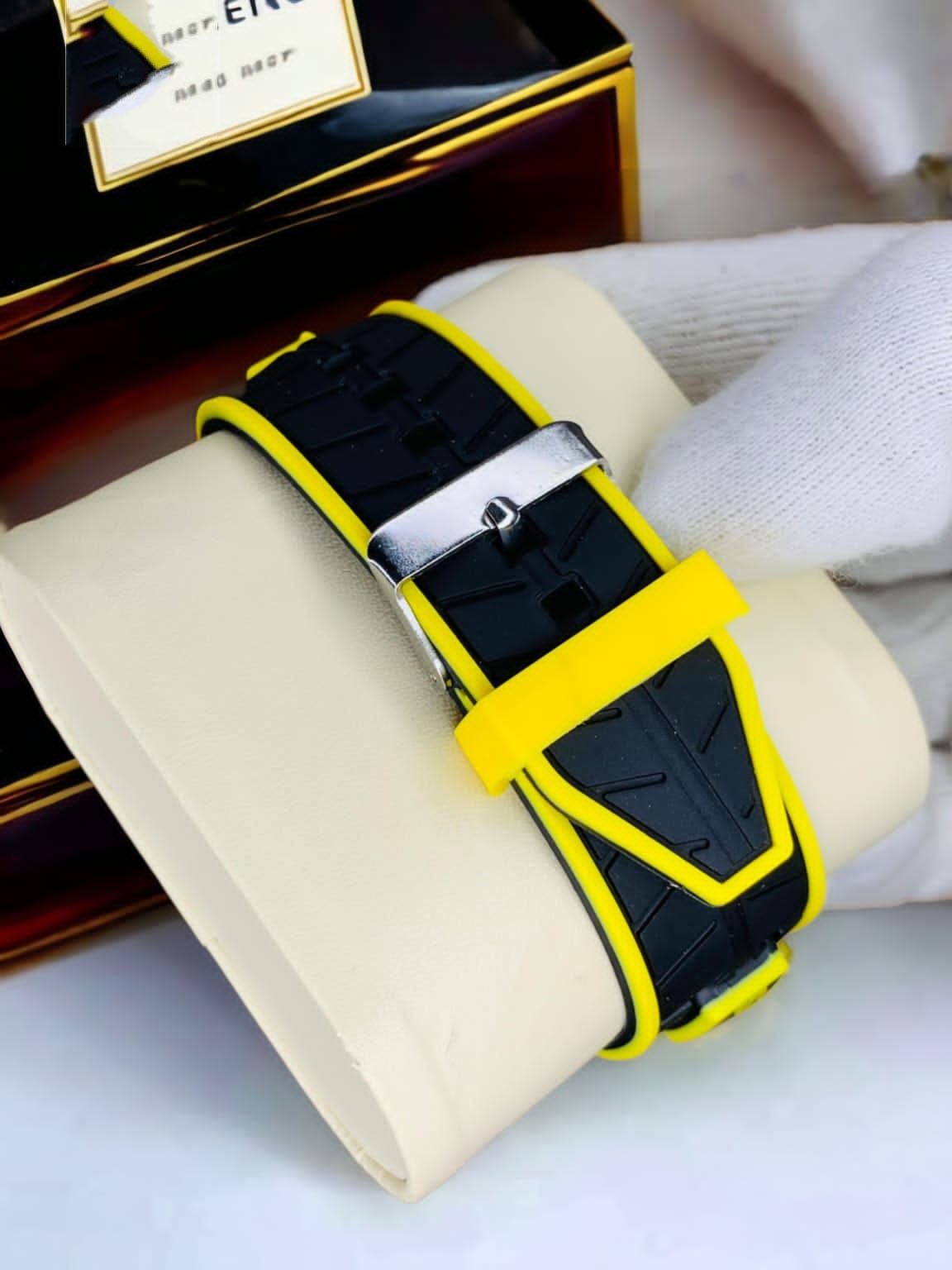 Stylish Sports Analog Rubber Strap Watch